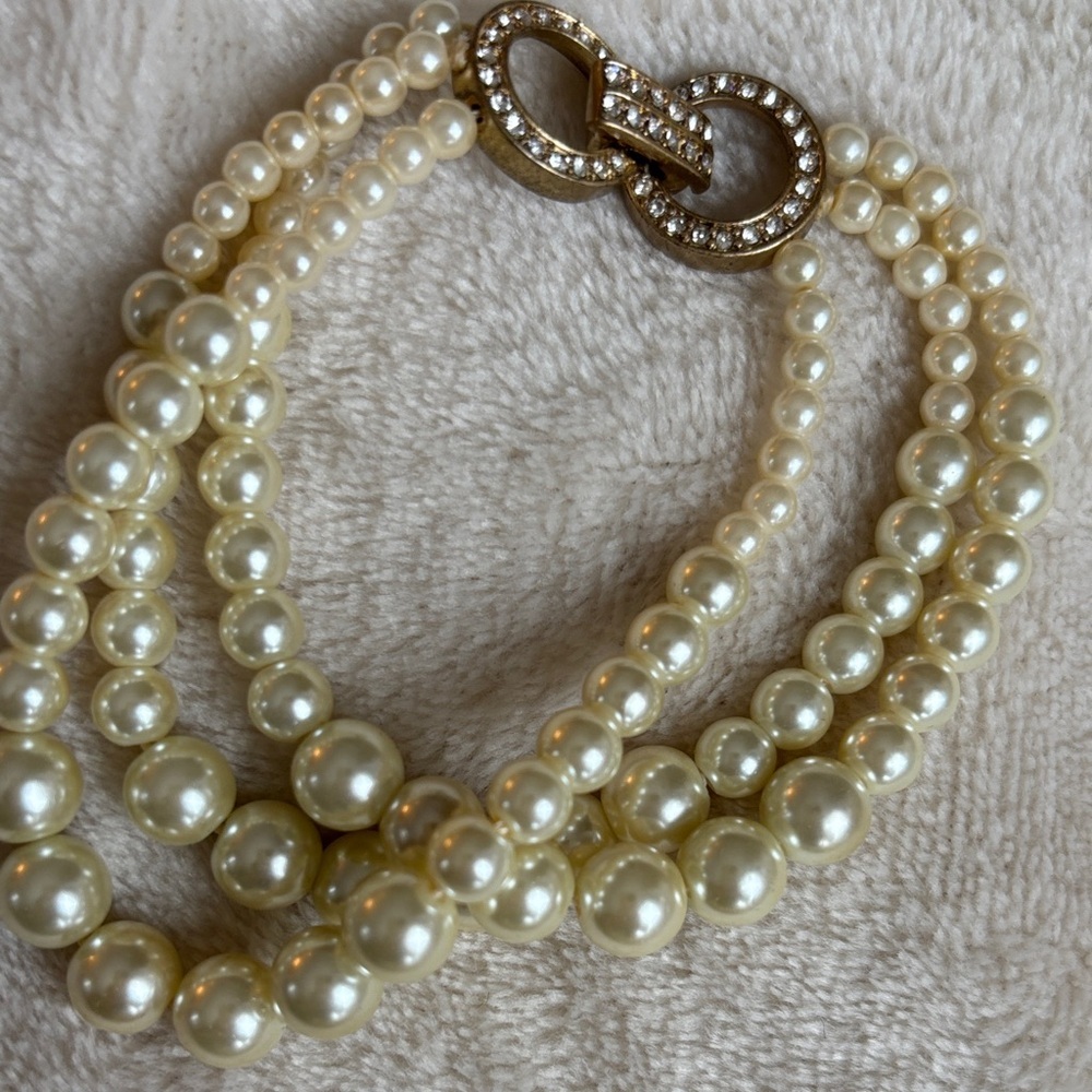 Elegant Pearl bracelet with Gold Accents